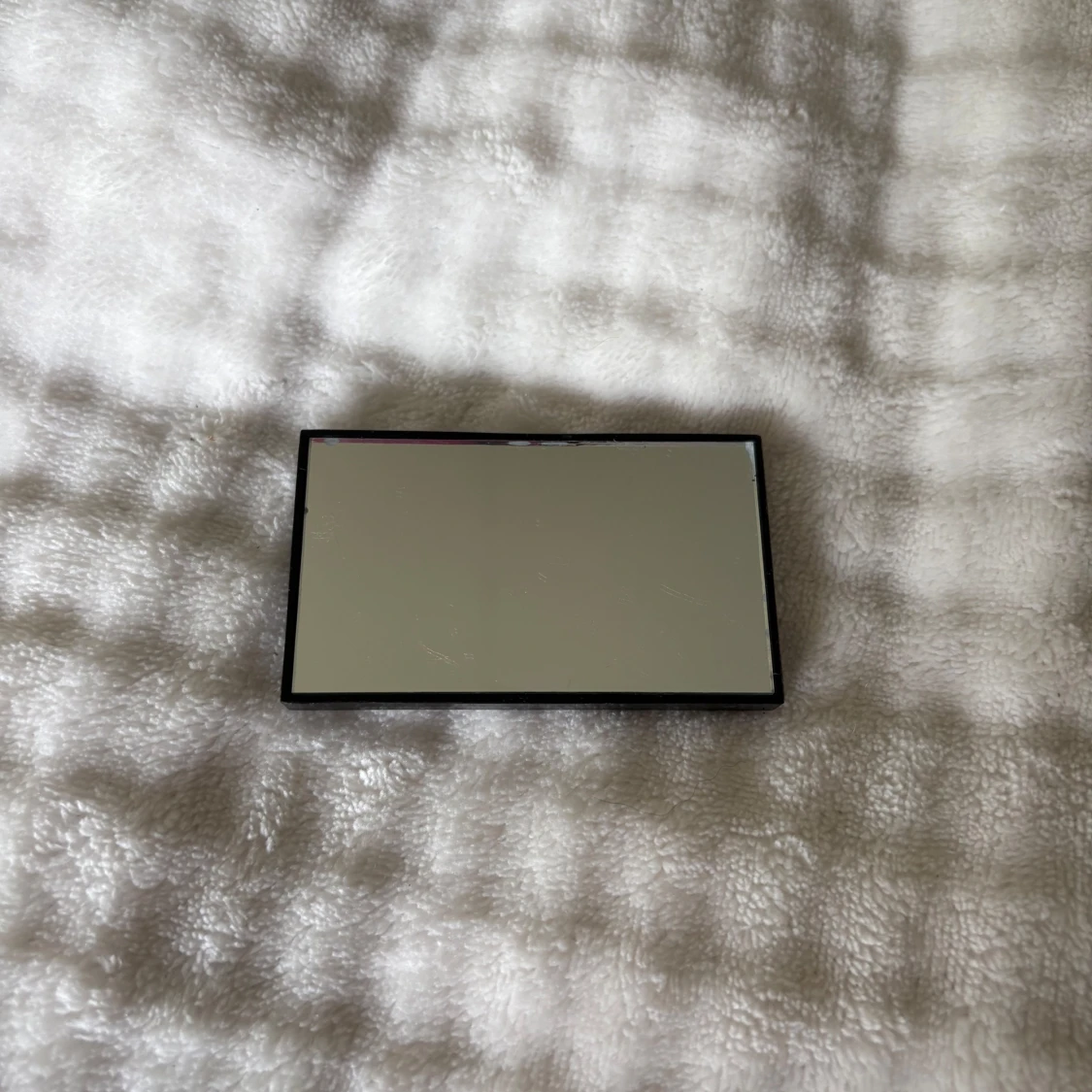 Svart sminkspegel i kompakt format