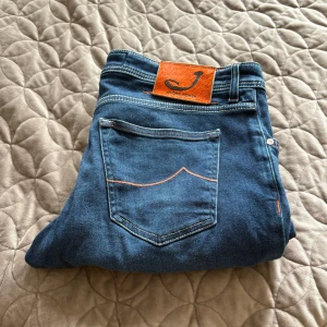 Jacob Cohen blå jeans, storlek 36 - Snygga blå jeans från Jacob Cohen. Jeansen är i jätte fint skick nästan som nya, knappt använda. Nypris drygt 4000kr st 36 längd 114cm midja 47cm. Hör gärna av dig om du har några frågor.
