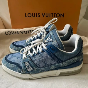LV trainers limited edition - Senaste salen på Stock X var för 17000 Kr. Inga defekter på skorna. Äkta och kan lösa fler bilder. Allt og. Strlk 8 vilket motsvarar 42-43. Kom med frågor! 