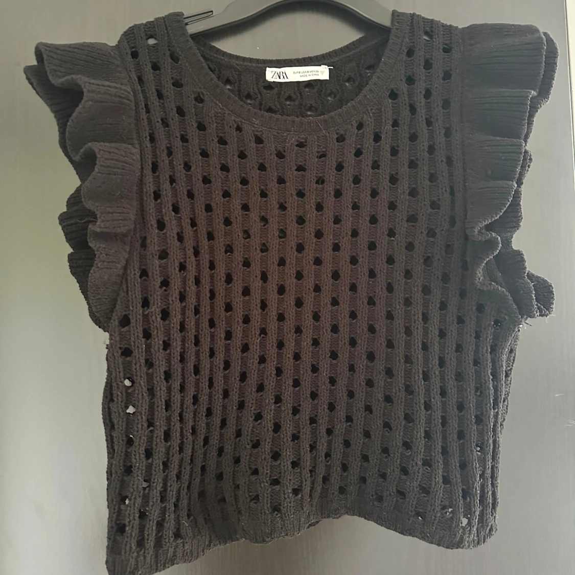 Svart stickad croppad topp från Zara - 2