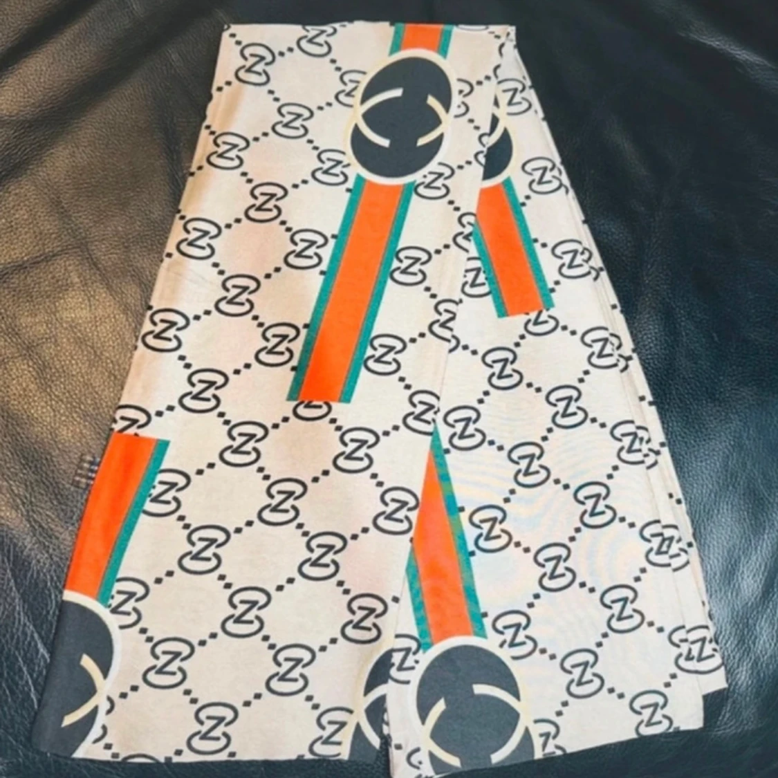 Retroinspirerad beige scarf – silkeslen och oanvänd - 1