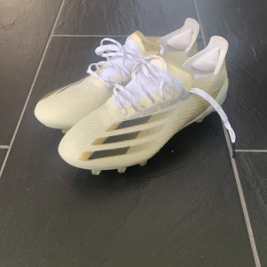 Fotbollsskor  - Snygga vita fotbollsskor från Adidas med klassiska svarta ränder på sidan. Det är adidas x. Elite model. I helt nytt skicka inga problem med skorna. Storlek 41 1/3. 