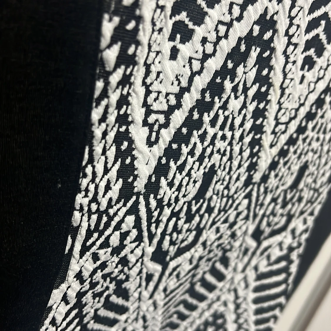 Svartvit mönstrad kort klänning Divided - 4