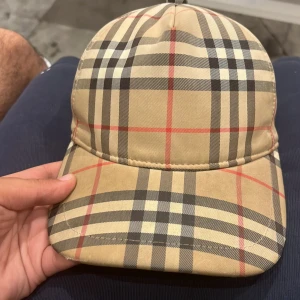 Burberry keps - Burberry keps köpt på plick för 1600, helst byte men går o köpa, helst byte mot svart gucci keps i storlek xs eller nån keps i storlek xs.