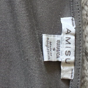 Grå långärmad topp från Amisu - Säljer en stilren grå långärmad topp från Amisu. Köpt på New Yorker. Toppen har en enkel, tight passform och är tillverkad i ett mjukt, stretchigt material som sitter skönt på kroppen och är anpassad till kroppsformen. 