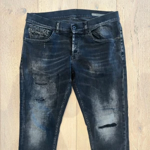 Dondup jeans  - Dondup jeans | Skick - 9/10 | Size - W34 (passar ca W33) | Modell - George | Fraktar via postnord eller instabox på köparens bekostnad | Hör av dig vid minsta fråga eller fundering // RDL