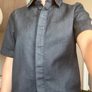 Jeans skjorta  - Säljer denna snygga skjorta från zara. Säljer eftersom den inte har kommit till användning!💕
