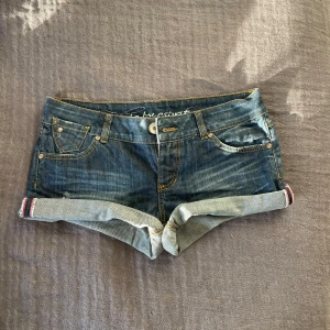 Blåa lågmidjade jeansshorts  - Snygga mörkblå och lågmidjade jeansshorts från Esprit. De sitter jätteskönt och sitter som storlek M. Perfekta för sommaren! 