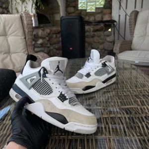 Air jordan 4 - black military - 44 - 👟 Air Jordan 4 – White/Black/Beige – Storlek 44 EU Passar 43 💸 Pris: 750 kr 📏 Storlek: 44 🧼 Skick: Superfint skick – inga skador eller defekter!  🔥 Snygg färgkombination med vit bas, svarta detaljer och beige mocka. Väldigt fräscha och redo för en ny ägare!  💬 Perfekt för dig som vill sticka ut med stilren design och maximal komfort. Använda varsamt och i toppform.  📍 Finns för upphämtning i Nyköping
