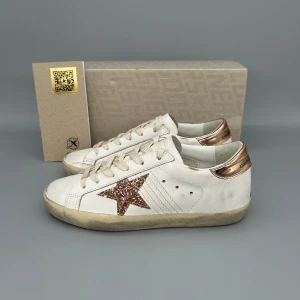 Golden Goose Superstar | 36 - • Skorna är helt nya & aldrig använda  • Storlek: 36  • Nypris i butik: 5000-6000SEK  • Låda och golden goose passport medföljer