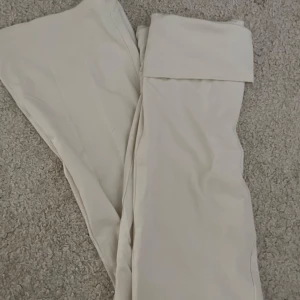 Vita yoga pants Gina tricot xs - Säljer ett par vita yogapants vikbara och bootcut-ben. Byxornar är mjuka och stretchig, dom är i storlek xs från Gina tricot använda 2gånger 