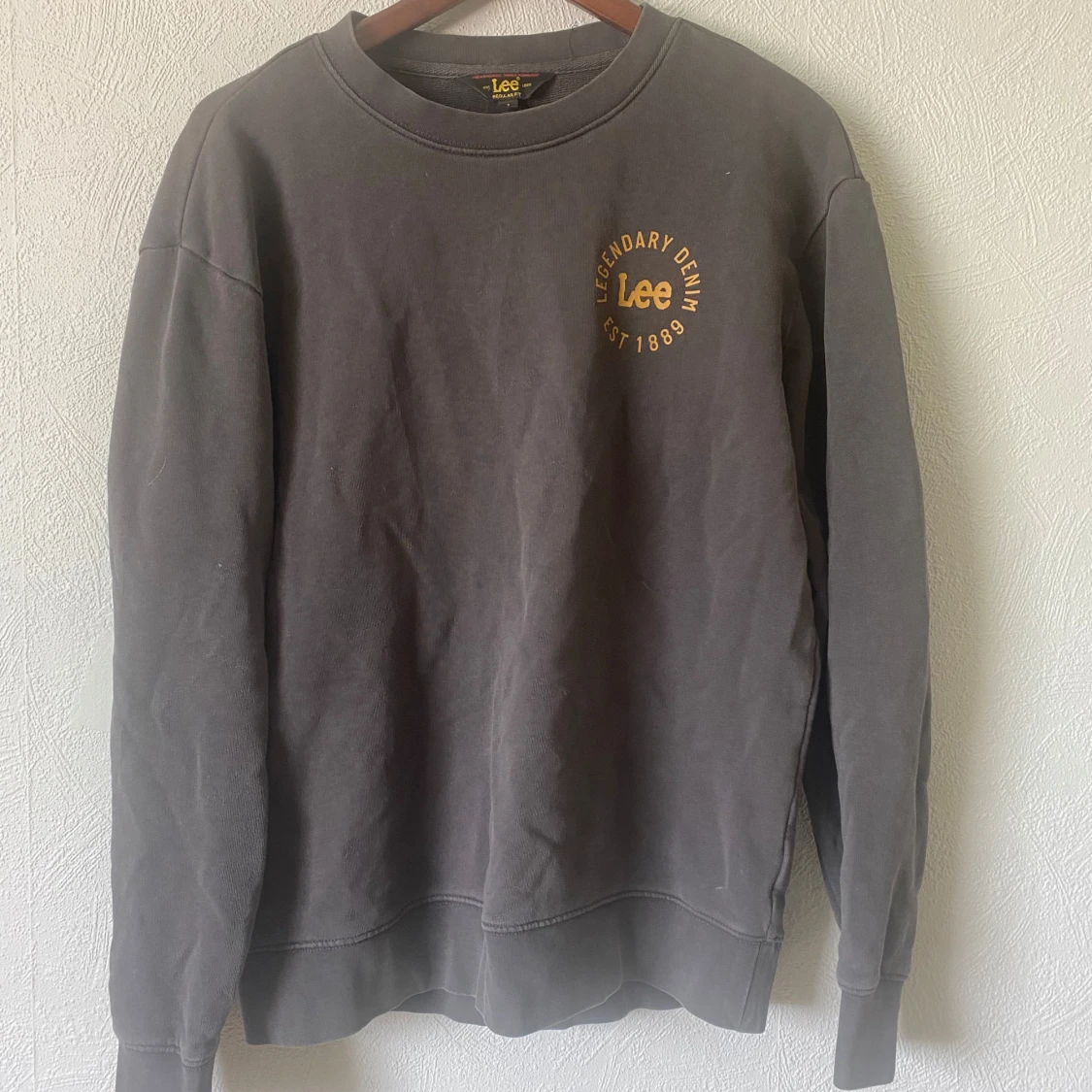 Mörkgrå sweatshirt från Lee