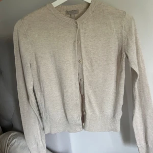 Beige kofta - Fin beige kofta i bra skick. Perfekt att ha över en topp eller klänning! Säljer även en likadan i vit!