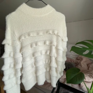 Stickad tröja - Superfin tjock stickad tröja från NAKD, perfekt en sommarkväll eller när som helst när det är lite kyligare 🩵 hör av er om ni vill ha fler bilder eller har någon fråga!
