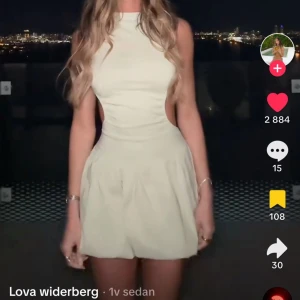 Vit ärmlös klänning - Snygg vit klänning med ärmlös design och en kort längd. Perfekt för sommarens varma dagar och kvällar. Enkel och stilren look som passar till många tillfällen.