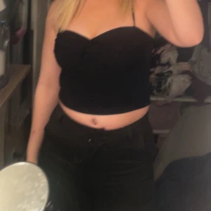Svart croppad tubtopp - . Toppen har en tight passform och är perfekt för dig som vill ha en enkel men snygg look. Passar till både jeans och kjol för en trendig stil.