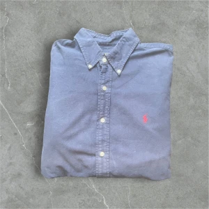 Mörkblå skjorta från Polo Ralph Lauren - Snygg mörkblå skjorta från Ralph Lauren / skick 9/10 / storlek L / nypris 1800 / kontakta mig via intresse eller annat och pris kan diskuteras!🤩🙏