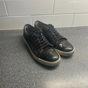Lanvin cap toe - Säljer mina feta Lanvins då de ej kommer användas något mer. De är i ett bra skick endast missfärgade skosnören som kan köpa nya billigt. Hör av dig med frågor eller funderingar!