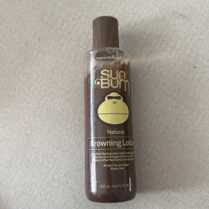 Sun Bum Browning Lotion 250ml - Sun Bum Browning Lotion är en brun, naturlig brun utan sol-lotion med kokosolja, arganolja och kaffeextrakt. Vegansk och glutenfri formula i en plastflaska med träfärgat lock. Ger en djup solbrun ton och innehåller aloe vera för extra fukt.