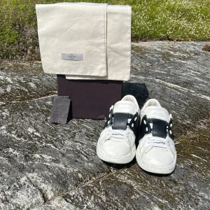  Valentino Opens  - Hej säljer dessa valentino skor som har blivigt för små . är i ett okej skick . box och  kort ingår som ni ser på bilderna 