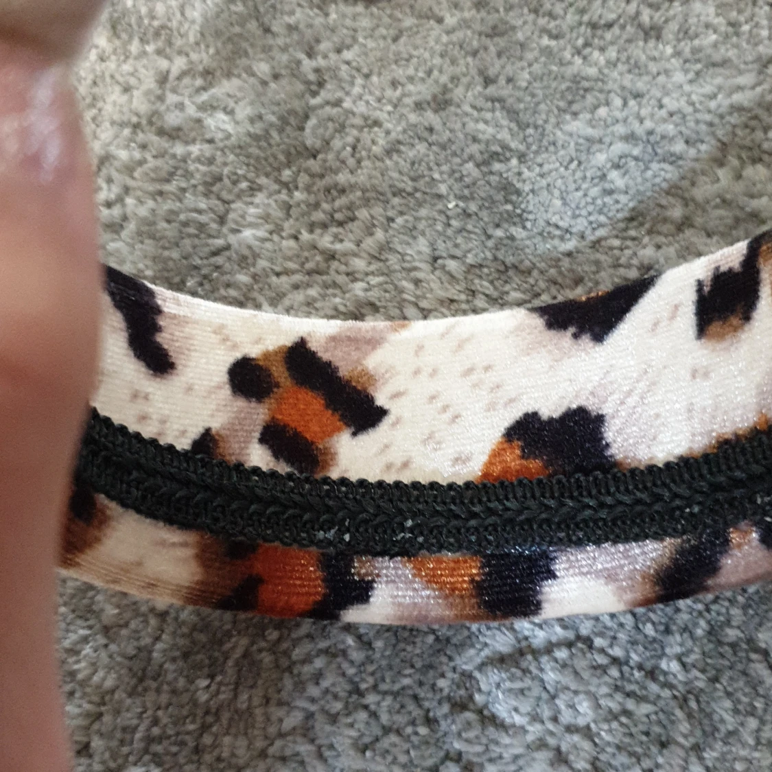 Bred diadem med leopardmönster används mest till grwm men kan även ha det till andra tillfällen - 2