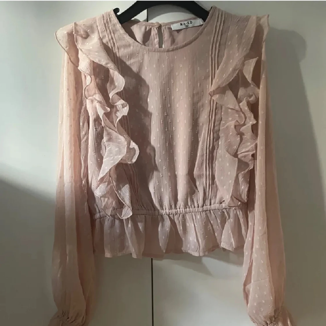 Ljusrosa blus med volanger från NA-KD - 1