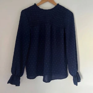 Blus  - Marinblå blus med lite ljusare blå mönster på tröjan, tunn och skönt material