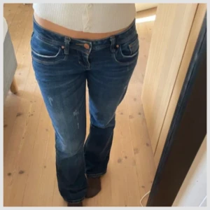Mörkblå bootcut jeans med slitningar - Jeans från ltb i modellen ”valerie” med revor💖 nyskick💖💖