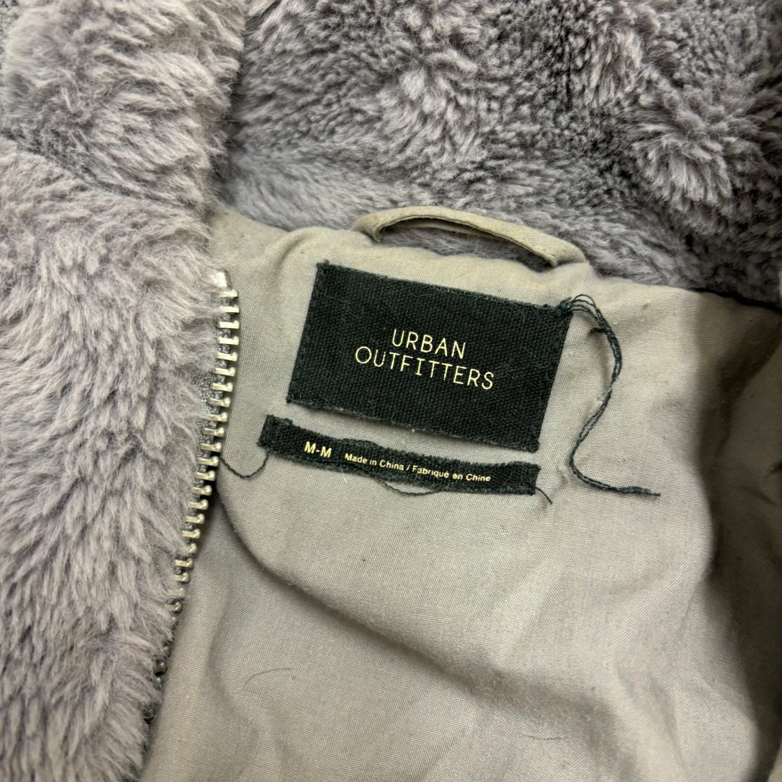 Grå teddyjacka från Urban Outfitters - 1