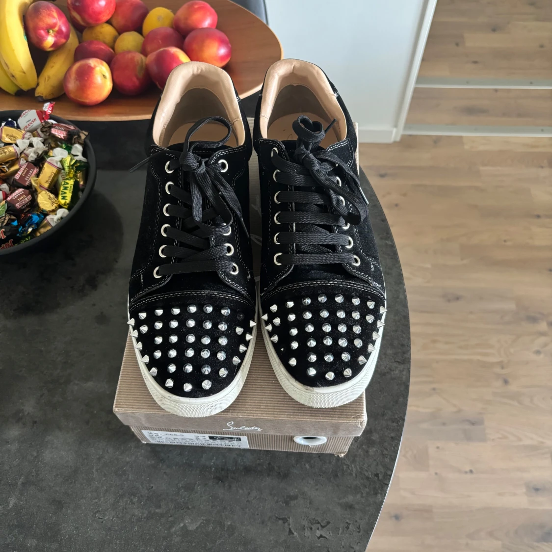 Svarta Louboutin sneakers med nitar - 1