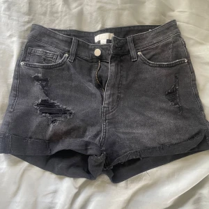Svarta jeansshorts från H&M - Svarta jeansshorts från H&M i storlek 38. 
