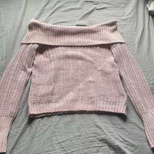 Ljusrosa offshoulder stickad tröja KappAhl - Superfin ljusrosa stickad tröja från KappAhl med bred offshoulder-krage. Tröjan har långärmade ärmar och är gjord i ett mjukt, grovstickat material. Den finns inte längre och den är i storlek 146/152 men passar även xxs/xs💕