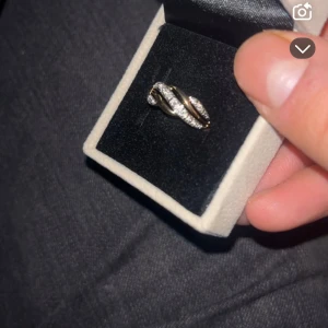 18K diamant ring   - Säljer en snygg diamant ring med tvinnad design och glittriga diamanter. Ringen har en elegant form. Den är perfekt för dig som vill köpa en fin present till din flickvän. Har även kvitto för ringen. Låda finns tyvärr inte kvar