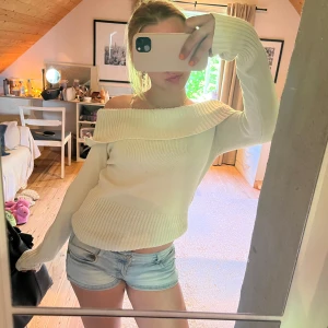 Offshoulder vit stickad tröja - Superfin vit stickad offshoulder tröja med ribbad kant upptill. Stretchigt tyg så passar de flesta!