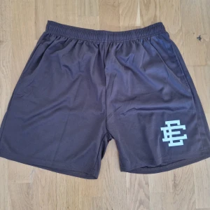 Eric emanuel shorts - Bruna shorts från EE, storlek 3XL.Storlek är 3xl men den passar som vanlig L! Helt nya dessutom !!!