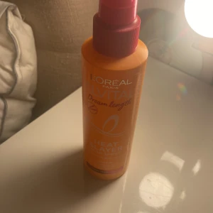 L'Oréal Dream Length Heat Slayer - L'Oréal Paris Dream Length Heat Slayer är en orange sprayflaska med röd pump, framtagen för att skydda håret mot värme. Perfekt för dig som ofta stylar håret med värmeverktyg och vill bevara längden.