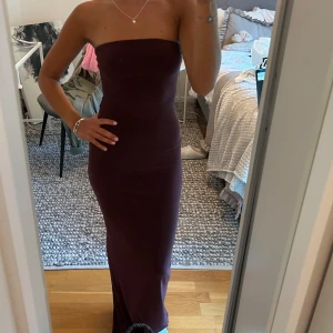 Röd/lila långklänning  - Super fin långklänning i en Burgundy färg från pull&bear i storlek 32❣️