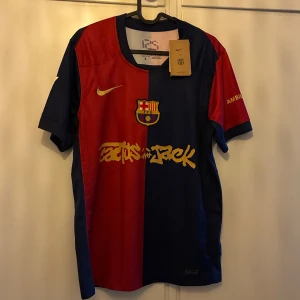 Helt ny barcelona x travis scott tröja (S) - Helt ny FC Barcelona matchtröja. Officiell Nike Dri-FIT med Lamine Yamal och nummer 19 på ryggen. 