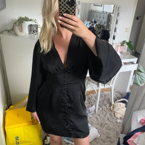 Svart klänning från NA-KD  - Jättesnygg klänning från NA-KD! Inte använt så är i mycket bra skick, prislapp sitter kvar(se bild)💕