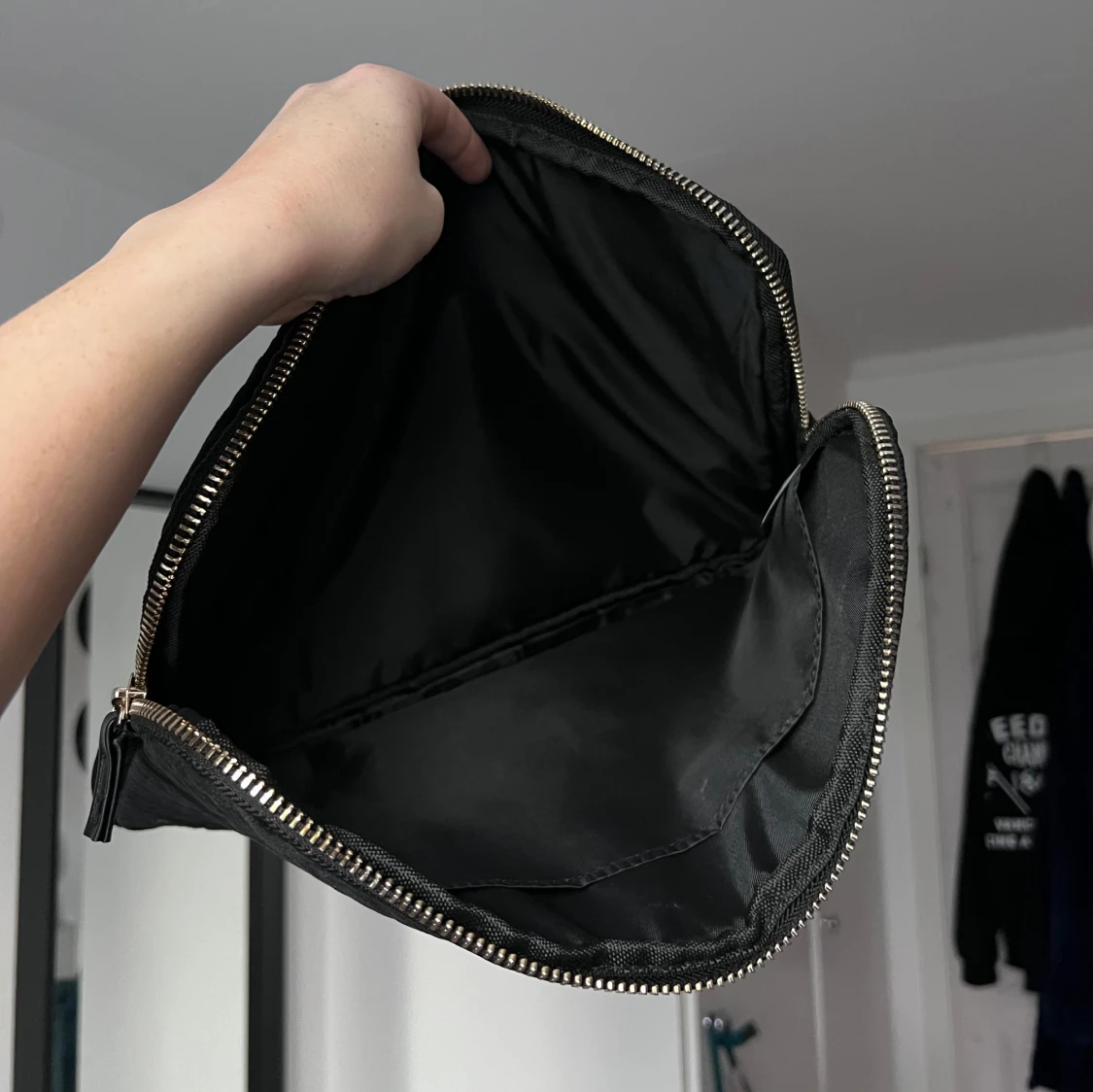 Svart quiltad datorväska med dragkedja - 2