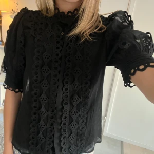 Spets blus  - Super snygg svart spets blus från COPENHAGEN MUSE💞 så fin till både kjol, shorts eller jeans! På bilden har jag ett linne under men de behövs inte🥰