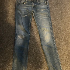 Replay anbass 32 - Säljer mina nästan aldrig använda replay anbass sitter slim fit riktigt stil rena byxor med snygga slitningar, priset är inte hugget i sten och kan diskuteras vid snabb affär.🤩