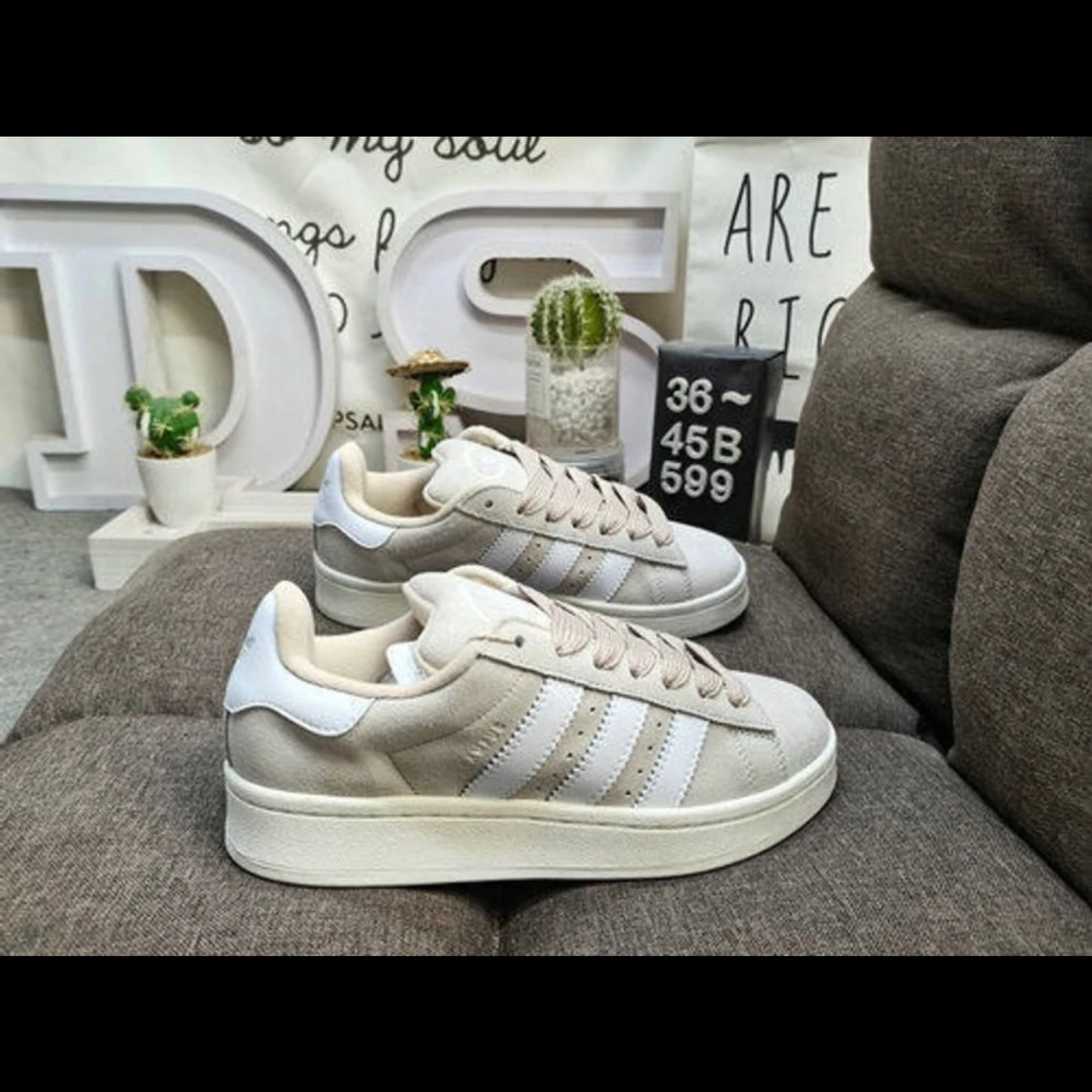 Beige Adidas sneakers med vit detalj