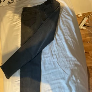 Mörkgrå skinny jeans från Lee - Snygga mörkgrå jeans från Lee i klassisk femficksmodell. Jeansen har en skinny passform och är tillverkade i stretchigt denimtyg för en bekväm känsla. Perfekta till sneakers eller boots och funkar året runt.