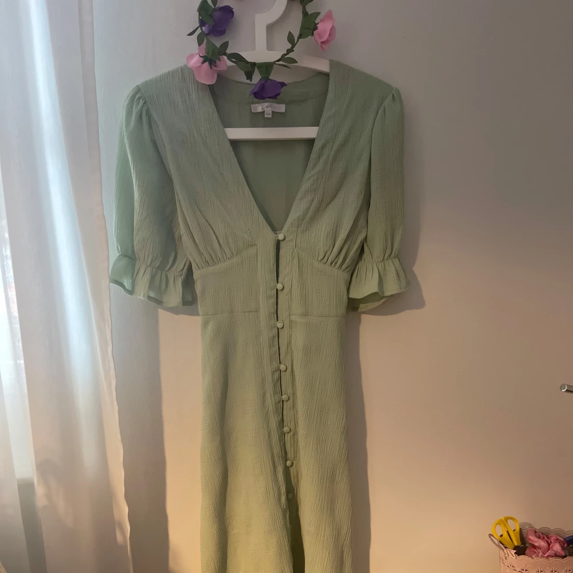 Midsommar/sommarklänning Ljusgrön omlottklänning med puffärm - 3