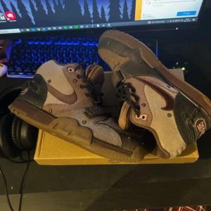 Nike Air Trainer 1 Cactus Brown US8.5 - Nike Air Trainer 1 Cactus Corporation i bruna och svarta toner med robust design. Ovandel i canvas och syntet, detaljerad med snörning, kardborreband och extra skydd. Snygg outdoor-vibe och coola detaljer på hälen. Perfekt för dig som gillar unika sneakers.