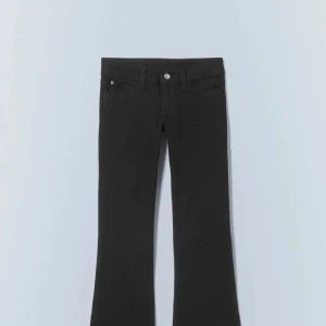 Svarta bootcut jeans med låg midja - Snygga svarta jeans med bootcut passform och låg midja. Klassisk femficksmodell med knapp och dragkedja framtill. Jeansen har en stilren look och är perfekta för dig som gillar en retro vibe. Lite hål i botten men märks ej när man har på sig dem🫶