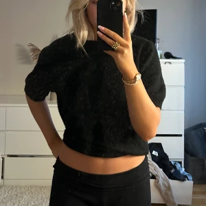 Stickad t-shirt - Jätte fin stickad tshirt ifrån hm inte använd alls mycket!