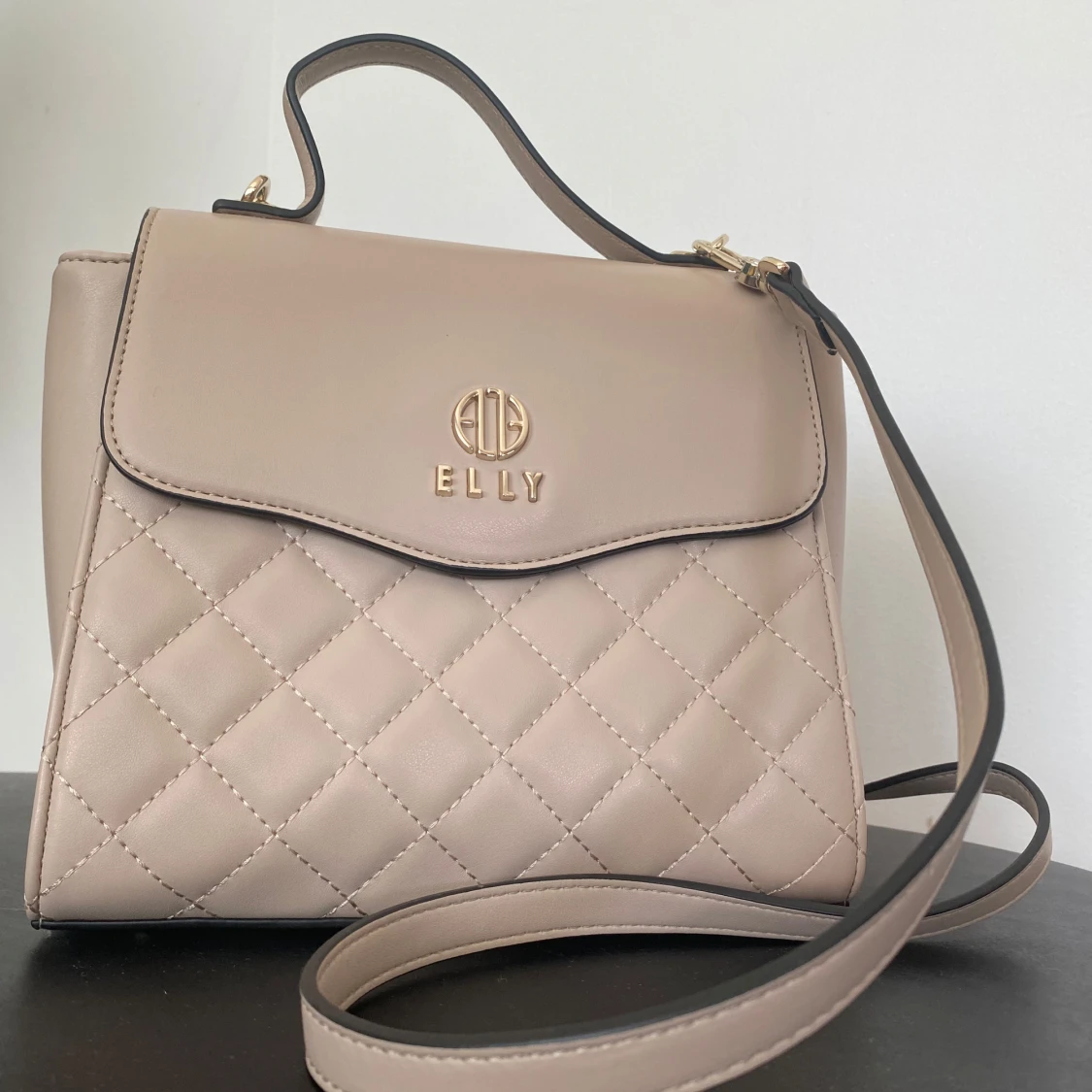 Beige quiltad axelväska från Elly