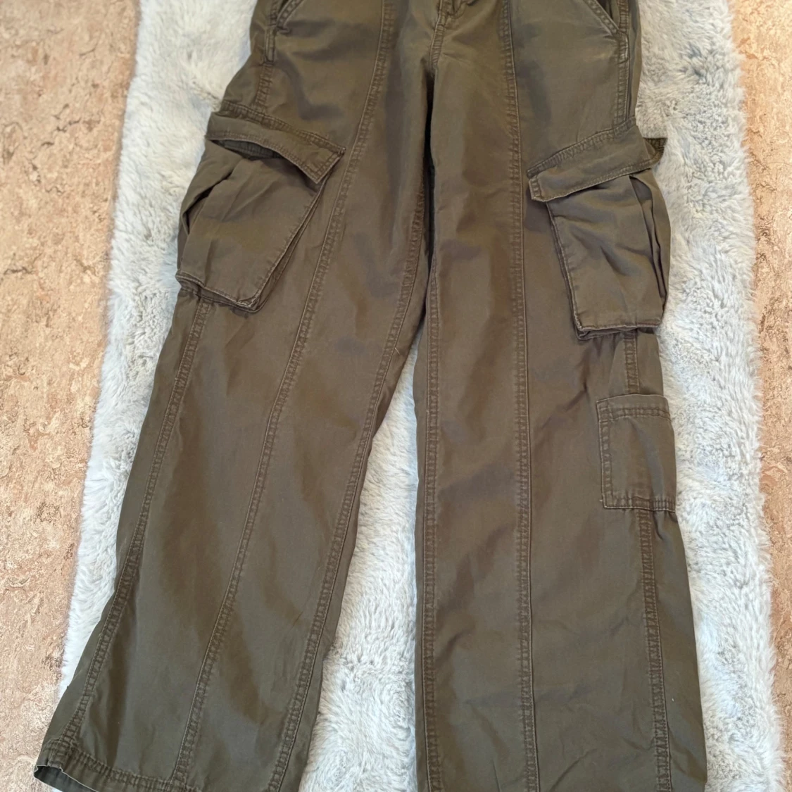 Beiga cargobyxor från H&M Divided